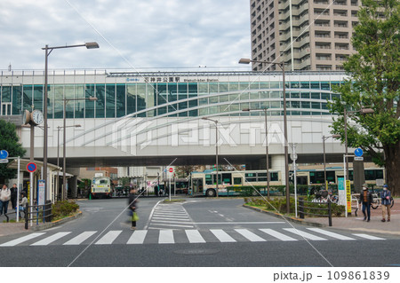 西武新宿線　石神井公園駅南口前のロータリーと街並み　東京都練馬区 109861839