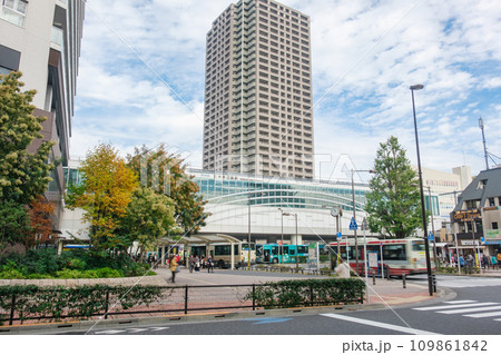 西武新宿線　石神井公園駅南口前のロータリーと街並み　東京都練馬区 109861842