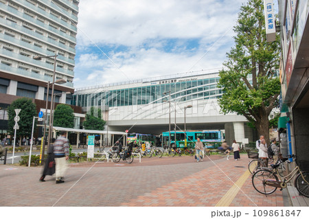 西武新宿線 石神井公園駅南口前のロータリーと街並み 東京都練馬区 西武新宿線 石神井公園駅南口前のロータリーと街並み 東京都練馬区 109861847