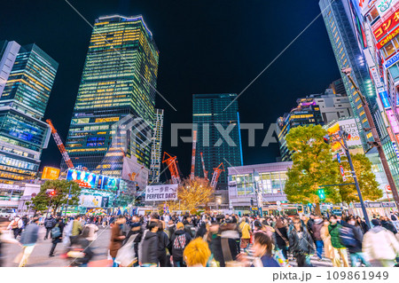 日本の東京都市景観 師走の慌ただしさ…賑わう渋谷。光と影…明日への叡智、希望の光・輝きの時代へ… 日本の東京都市景観 師走の慌ただしさ…賑わう渋谷。光と影…明日への叡智、希望の光・輝きの時代へ… 109861949