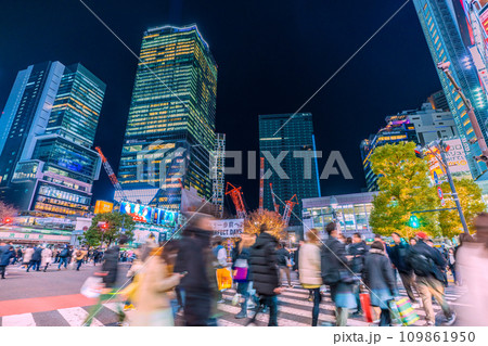 日本の東京都市景観 師走の慌ただしさ…賑わう渋谷。光と影…明日への叡智、希望の光・輝きの時代へ… 日本の東京都市景観 師走の慌ただしさ…賑わう渋谷。光と影…明日への叡智、希望の光・輝きの時代へ… 109861950