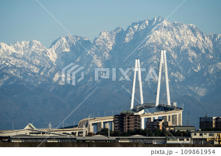 富山県 冬の剱岳と新湊大橋 富山県 冬の剱岳と新湊大橋 109861954