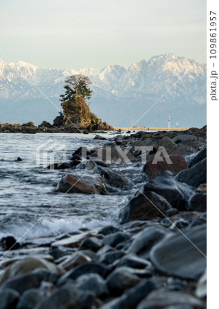 雨晴海岸にて 波しぶきと女岩・立山連峰3 109861957