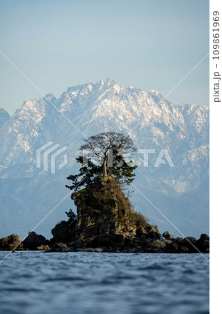 雨晴海岸にて 女岩・立山連峰10 109861969