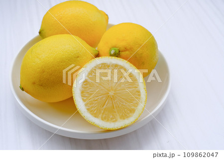 新鮮なレモン 109862047