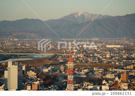 初冬の金華山ドライブウェイ展望台から見る冠雪した伊吹山 109862331