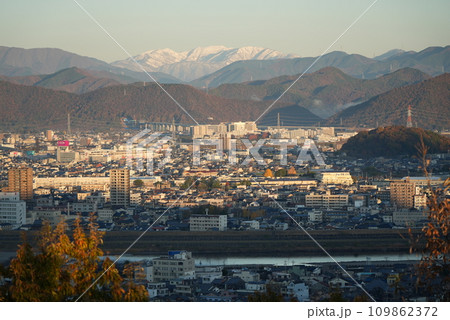 初冬の金華山ドライブウェイ展望台から見る冠雪した能郷白山 109862372