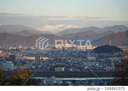 初冬の金華山ドライブウェイ展望台から見る冠雪した能郷白山 109862373
