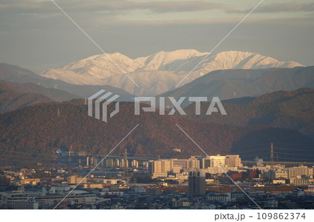 初冬の金華山ドライブウェイ展望台から見る冠雪した能郷白山 109862374