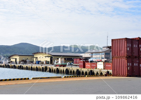 長崎県五島市の福江港の風景 109862416