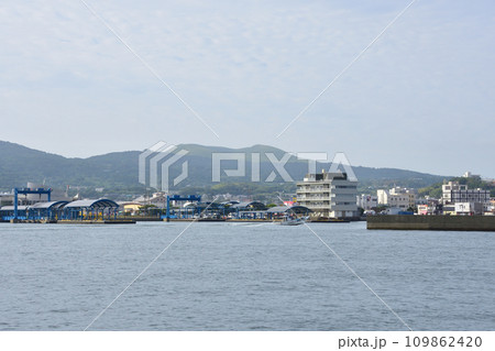 長崎県五島市の福江港の風景 109862420