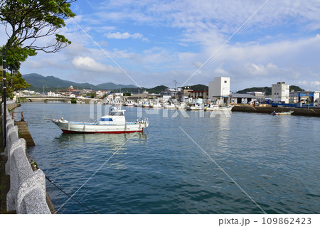 長崎県五島市の福江港の風景 109862423