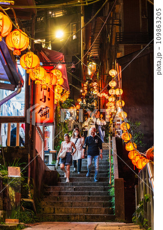 台湾　夜の九份 109863205