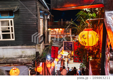 台湾　夜の九份 109863211