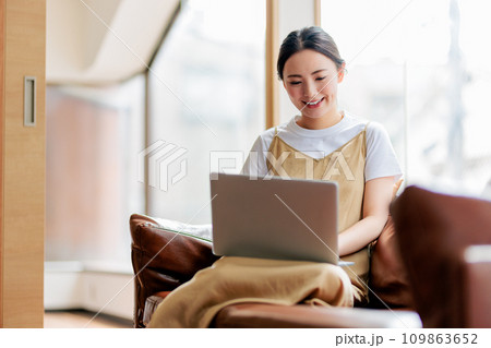 部屋でパソコンを操作する女性 109863652