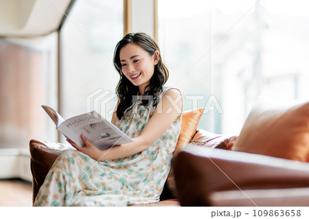ソファに座って読書をする女性 109863658