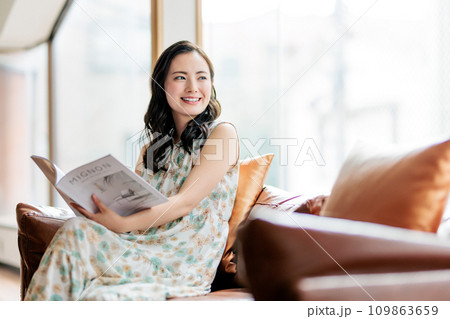 ソファに座って読書をする女性 109863659