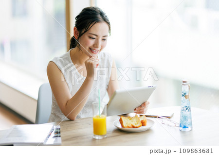 タブレットを操作する女性 タブレットを操作する女性 109863681