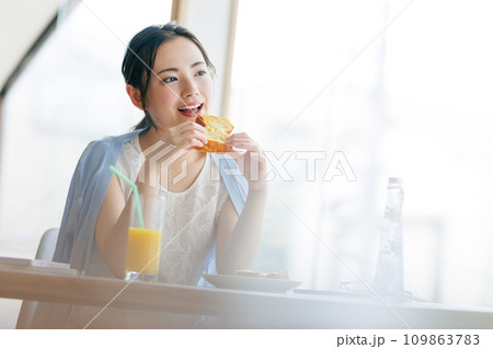 食事をする女性 食事をする女性 109863783
