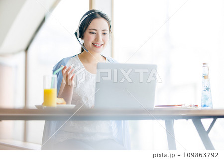 自宅でWEB会議をする女性 109863792