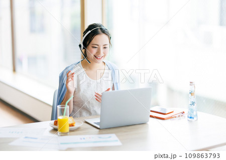 自宅でWEB会議をする女性 109863793