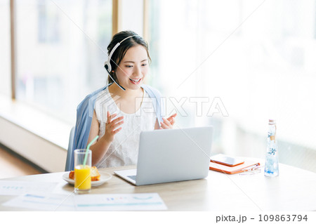 自宅でWEB会議をする女性 109863794