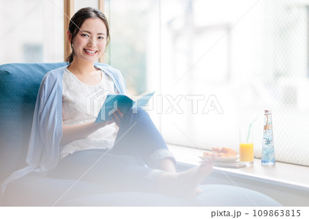 ソファに座って読書をする女性 ソファに座って読書をする女性 109863815