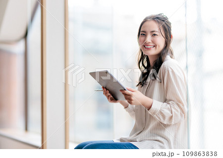 タブレットを操作するミニマリストの女性 タブレットを操作するミニマリストの女性 109863838