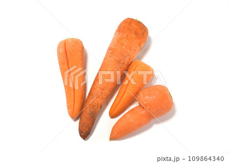 傷んだ規格外のニンジン4本白バック 109864340