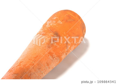 傷んだ規格外の人参クローズアップ白バック 109864341