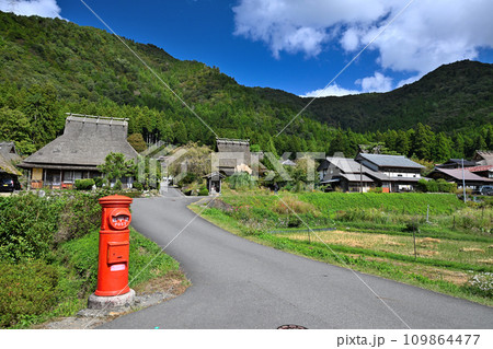京都 美山町「かやぶきの里」茅葺きの屋根の古民家群 京都 美山町「かやぶきの里」茅葺きの屋根の古民家群 109864477