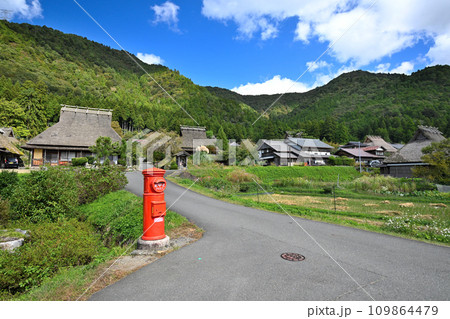 京都 美山町「かやぶきの里」茅葺きの屋根の古民家群 京都 美山町「かやぶきの里」茅葺きの屋根の古民家群 109864479