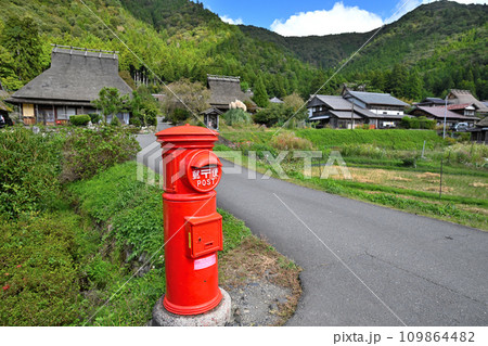 京都　美山町「かやぶきの里」茅葺きの屋根の古民家群　 109864482