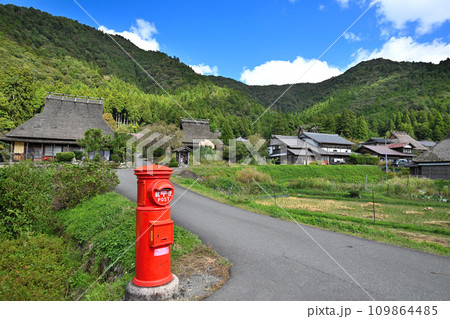 京都　美山町「かやぶきの里」茅葺きの屋根の古民家群　 109864485