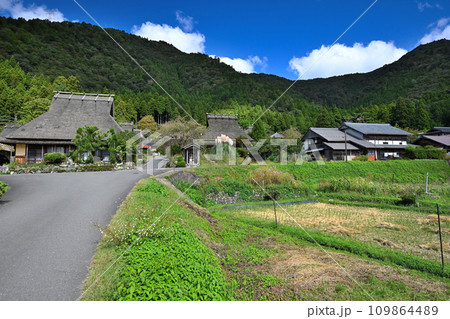 京都　美山町「かやぶきの里」茅葺きの屋根の古民家群　 109864489