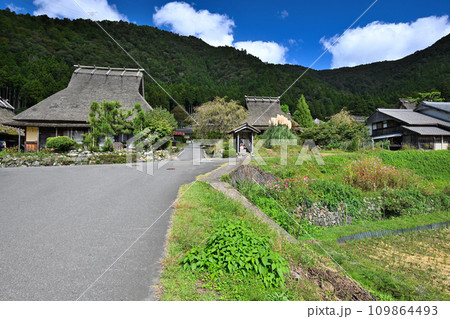京都　美山町「かやぶきの里」茅葺きの屋根の古民家群　 109864493
