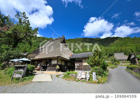 京都　美山町「かやぶきの里」茅葺きの屋根の古民家群　 109864509