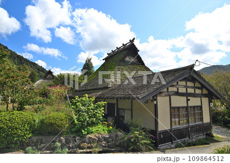 京都 美山町「かやぶきの里」茅葺きの屋根の古民家群 京都 美山町「かやぶきの里」茅葺きの屋根の古民家群 109864512