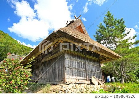 京都 美山町「かやぶきの里」茅葺きの屋根の古民家群 京都 美山町「かやぶきの里」茅葺きの屋根の古民家群 109864520