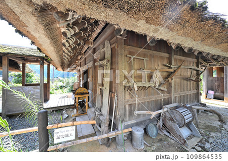 京都 美山町「かやぶきの里」茅葺きの屋根の古民家群 京都 美山町「かやぶきの里」茅葺きの屋根の古民家群 109864535