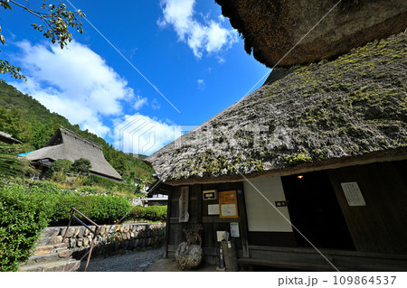 京都 美山町「かやぶきの里」茅葺きの屋根の古民家群 京都 美山町「かやぶきの里」茅葺きの屋根の古民家群 109864537