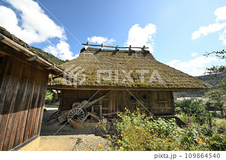京都　美山町「かやぶきの里」茅葺きの屋根の古民家群　 109864540