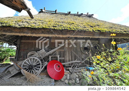 京都 美山町「かやぶきの里」茅葺きの屋根の古民家群 京都 美山町「かやぶきの里」茅葺きの屋根の古民家群 109864542