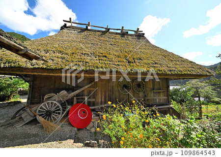 京都 美山町「かやぶきの里」茅葺きの屋根の古民家群 京都 美山町「かやぶきの里」茅葺きの屋根の古民家群 109864543