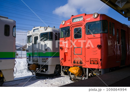 根室本線の新得駅に停車するJR北海道キハ40釧路車 109864994