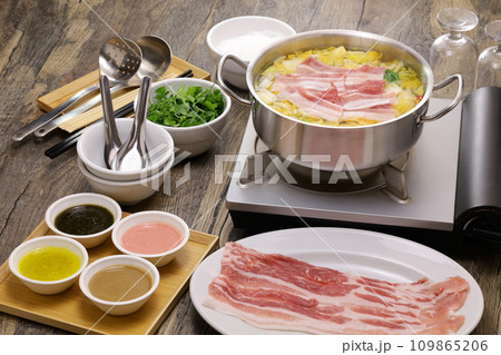 酸菜白肉鍋(台湾料理・酸っぱい白菜の漬物と豚バラの鍋) 酸菜白肉鍋(台湾料理・酸っぱい白菜の漬物と豚バラの鍋) 109865206