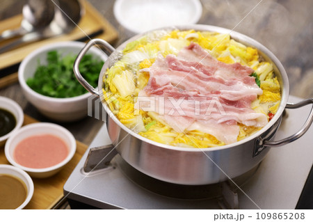 酸菜白肉鍋(台湾料理・酸っぱい白菜の漬物と豚バラの鍋) 109865208