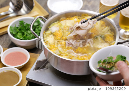 酸菜白肉鍋(台湾料理・酸っぱい白菜の漬物と豚バラの鍋) 酸菜白肉鍋(台湾料理・酸っぱい白菜の漬物と豚バラの鍋) 109865209
