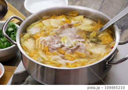 酸菜白肉鍋(台湾料理・酸っぱい白菜の漬物と豚バラの鍋) 109865210