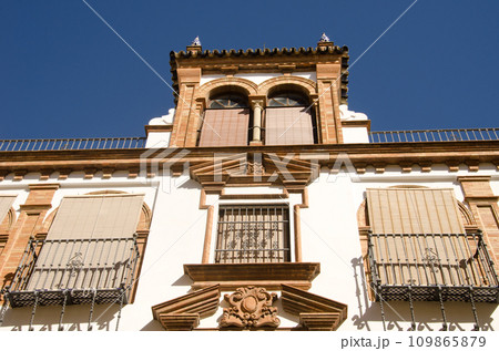 Building on a street in Seville. Building on a street in Seville. 109865879